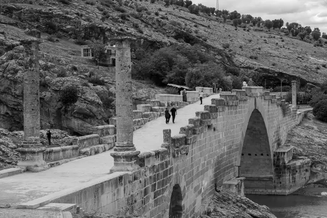 Cendere Çayı üzerinde tek kemerli Roma dönemi Cendere Köprüsü ve sütunları (siyah-beyaz)