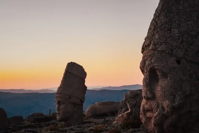 Gün batımında Nemrut Dağı'ndaki taş heykel başları