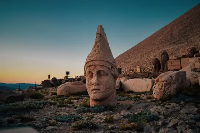 Gün doğumunda Nemrut Dağı'nda külahlı taş heykel başı