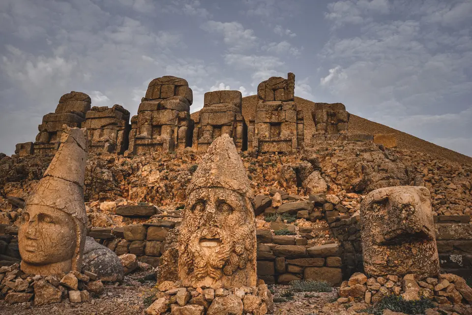 Nemrut Dağı'nda tümülüsün önündeki taş tahtlar ve yere düşmüş dev heykel başları