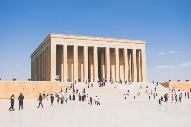 Açık havada Anıtkabir'in sütunlu yapısı