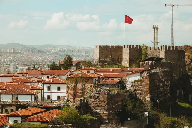 Kırmızı çatılı eski evlerin üzerinde Ankara Kalesi
