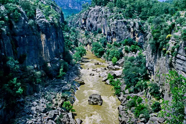 The canyon cut by the Köprüçay north of Beşkonak, seen from above