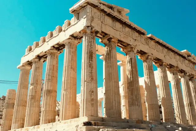 Açık mavi gökyüzü altında Parthenon'un sütunları