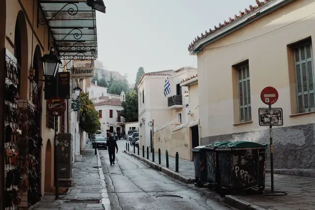 Plaka'da dükkânların sıralandığı sakin bir sokak