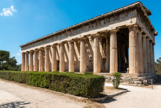 Antik Agora'daki Hephaistos Tapınağı ve önündeki çit