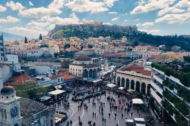 Yukarıdan Monastiraki Meydanı, arkada Akropolis