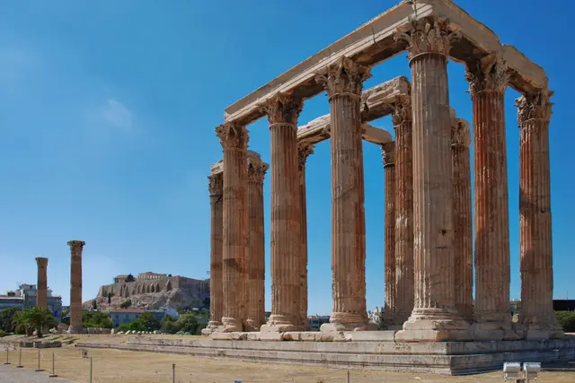 Olimpiyalı Zeus Tapınağı'nın ayakta kalan sütunları, arkada Akropolis