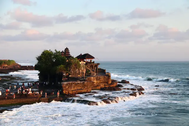 Havadan kıyıdaki kayalıkta Tanah Lot Tapınağı