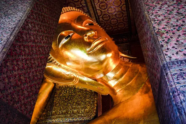 Wat Pho'daki altın Yatan Buda heykeli