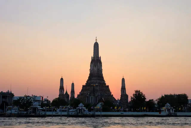 Gün batımında nehrin karşı yakasından Wat Arun
