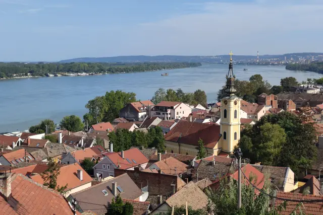 Zemun'un çatıları, kilise kulesi ve Tuna