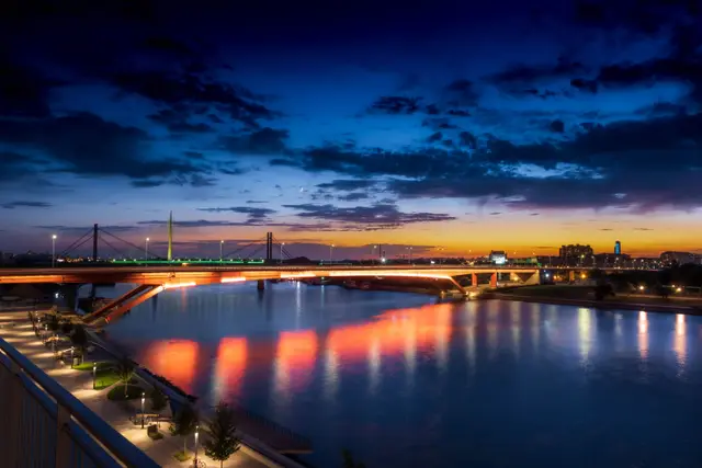 Belgrad'da gece ışıklandırılmış köprüler ve nehir