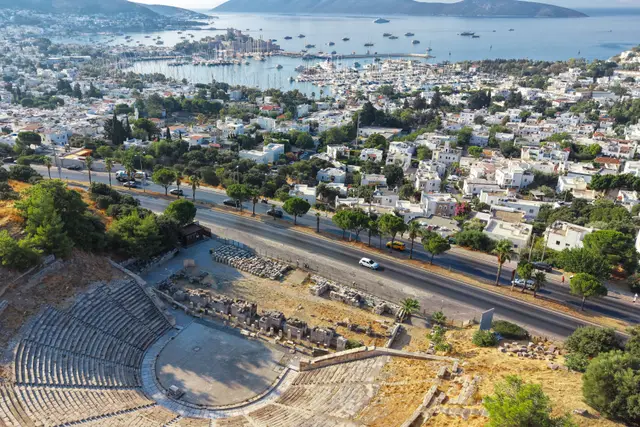 Havadan Bodrum Antik Tiyatrosu, arkasında beyaz evler ve marina