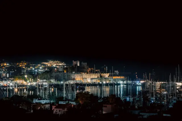 Gece ışıklandırılmış Bodrum Kalesi ve liman