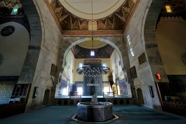 Bursa Ulu Cami'nin içinde, kubbenin altındaki şadırvan ve taş kemerler