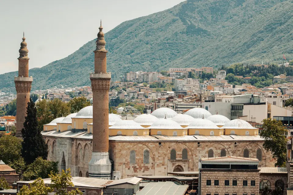 Uludağ'ın eteğinde iki minaresi ve çok kubbeli çatısıyla Bursa Ulu Cami ve çevresindeki şehir