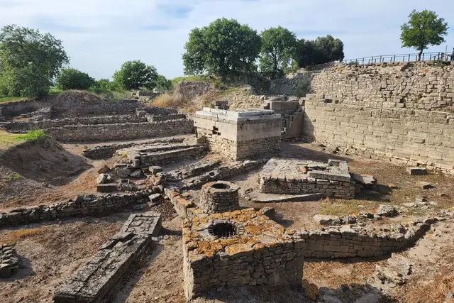 Troya ören yerinde taş temeller ve kazı katmanları