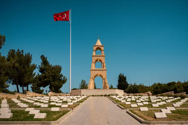 57. Piyade Alayı Şehitliği'nde anıt ve mezar sıraları