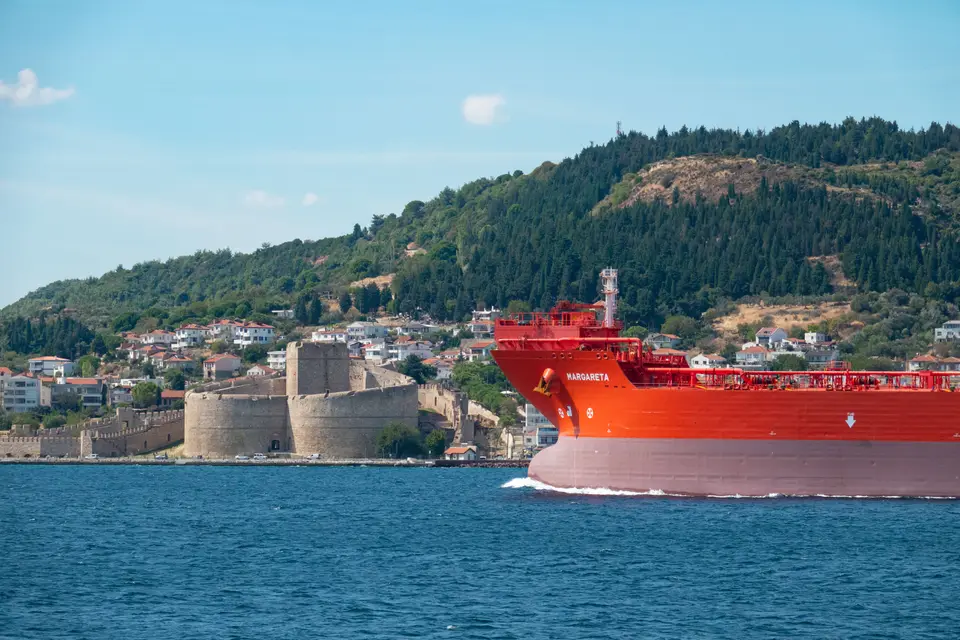 Çanakkale Boğazı'nda Kilitbahir Kalesi'nin önünden geçen kırmızı bir yük gemisi