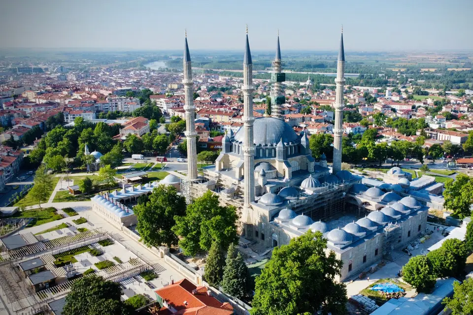 Havadan Selimiye Camii ve külliyesi, arkada Edirne'nin kırmızı çatıları