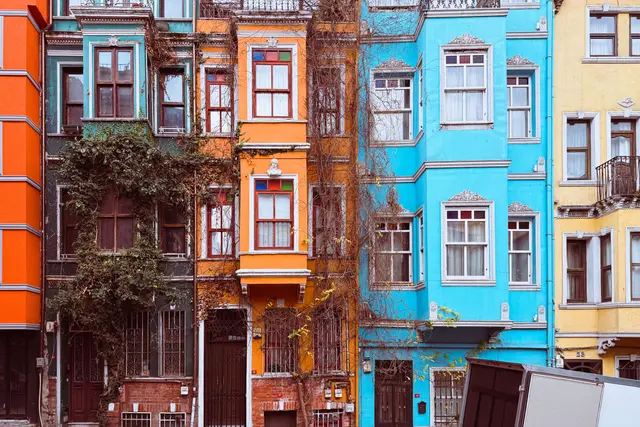 Balat'ta renkli cepheli tarihî sıra evler