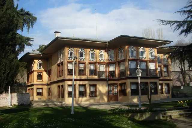 Aynalıkavak Kasrı'nın bahçeden görünüşü