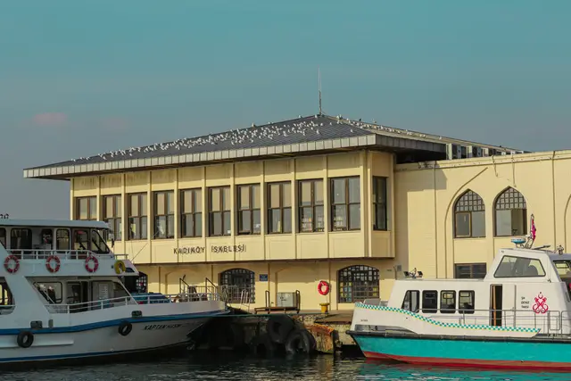 Kadıköy iskelesi ve iskeleye yanaşan vapurlar