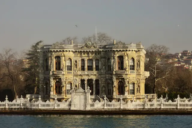 Boğaz kıyısında Küçüksu Kasrı'nın denizden görünüşü