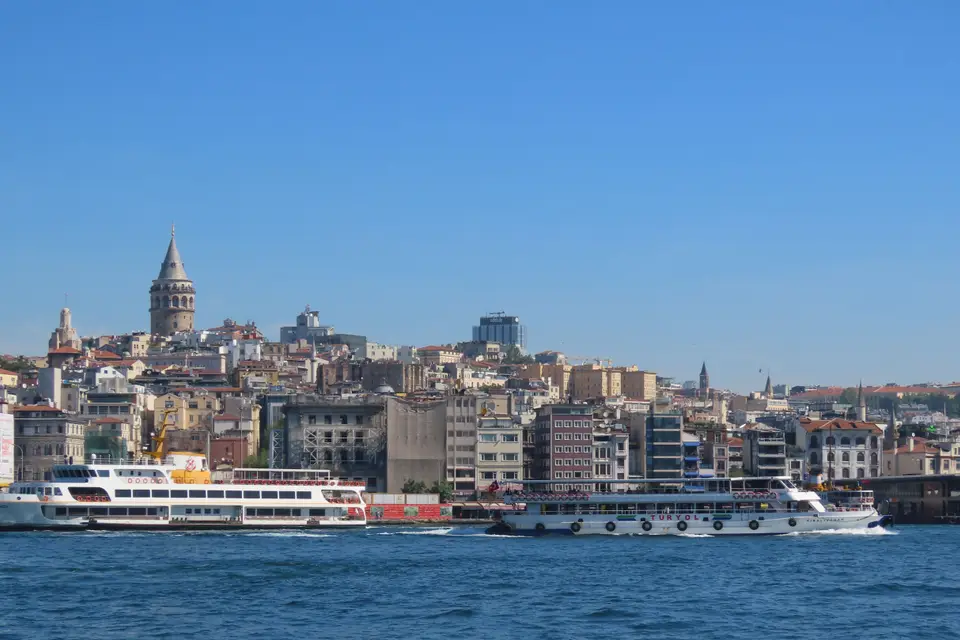 Karaköy kıyısında şehir hatları vapurları ve arkada Galata Kulesi ile Beyoğlu yamaçları