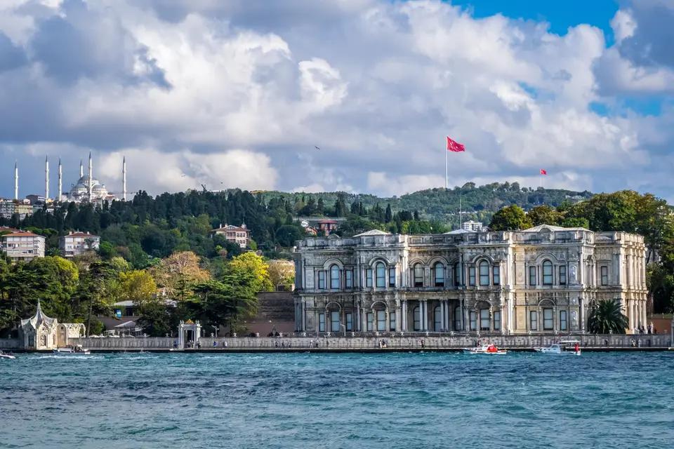 Boğaz kıyısında Beylerbeyi Sarayı ve arkasında Üsküdar sırtları