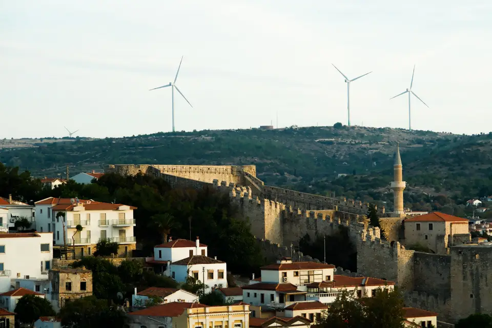 Yamaçtaki evlerin arasında yükselen Çeşme Kalesi ve minare