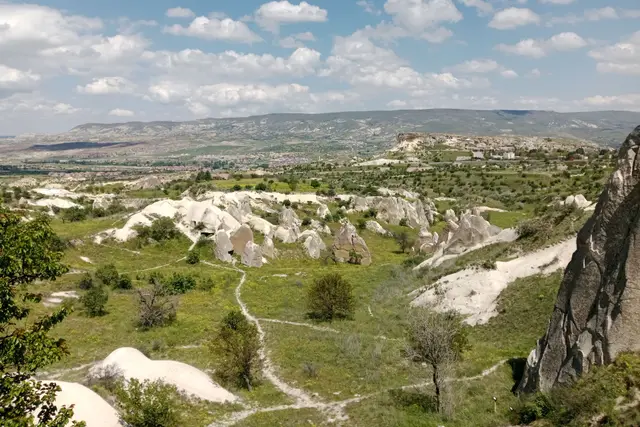 Kapadokya'da ilkbaharda kaya oluşumları ve yeşil vadi tabanı