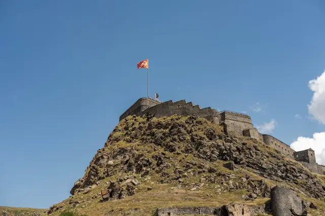 Bazalt kayalık üzerinde Kars Kalesi