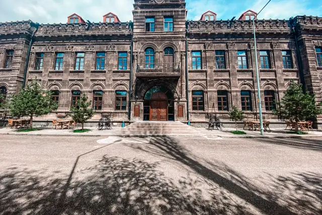 Kars'ta Baltık mimarisi tarzında tarihî bir yapı
