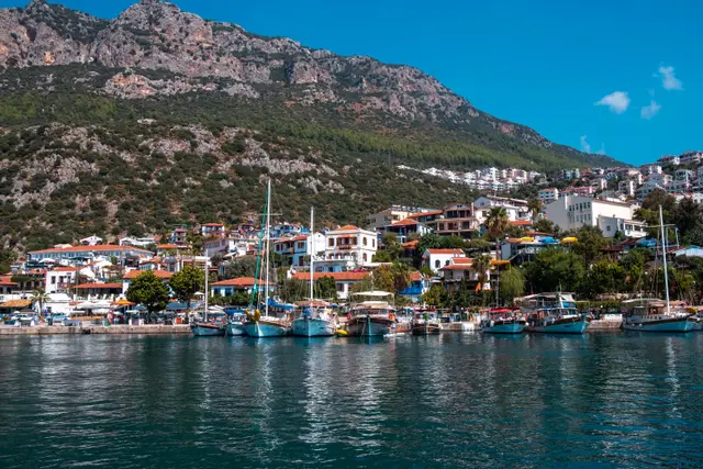 Teknelerin sıralandığı Kaş limanı ve arkadaki dağlar