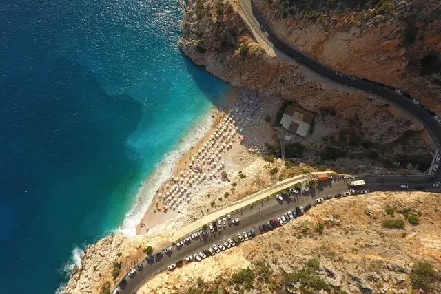Kayalıkların arasındaki Kaputaş plajı ve turkuaz deniz, havadan
