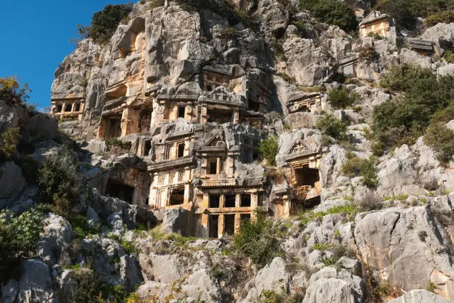 Myra’da kayalık yamaca oyulmuş Likya kaya mezarları