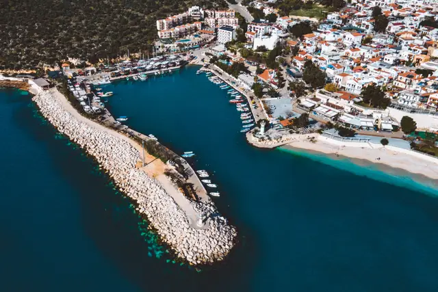 Kalkan limanı ve mendirek, havadan