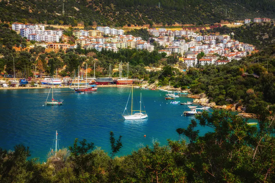 Yatların demirlediği Kaş limanı ve yamaçtaki evler, havadan