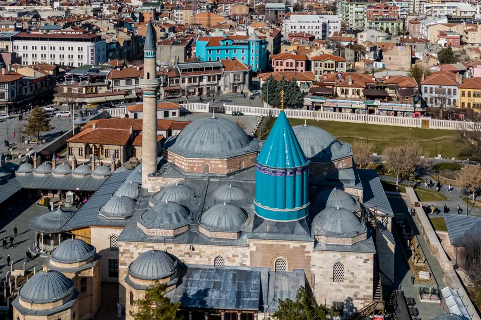 Yukarıdan Mevlâna Müzesi ve turkuaz kubbesi