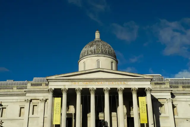 Trafalgar Square'den National Gallery'nin cephesi