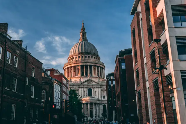 Şehir dokusu içinde St Paul's Cathedral