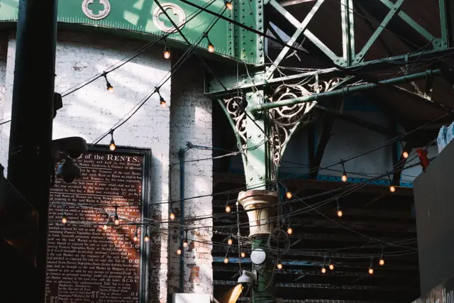 Borough Market'in demir çatı kirişleri ve ışıkları