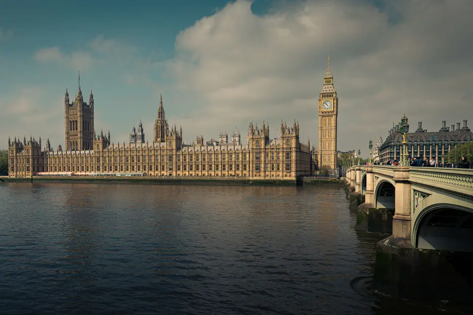Thames kıyısında Parlamento binası ve Elizabeth Tower