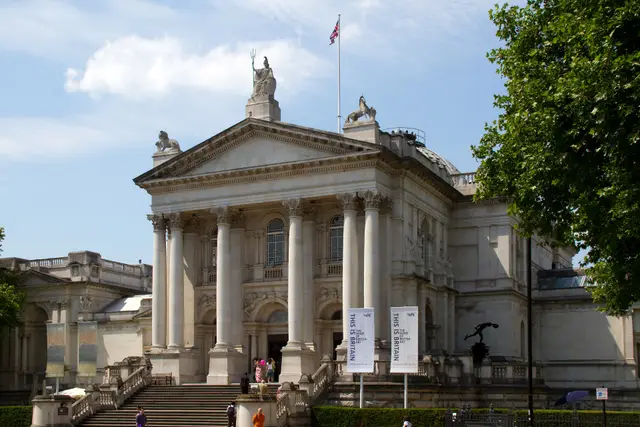 Londra'da Millbank'teki Tate Britain'ın sütunlu ana cephesi