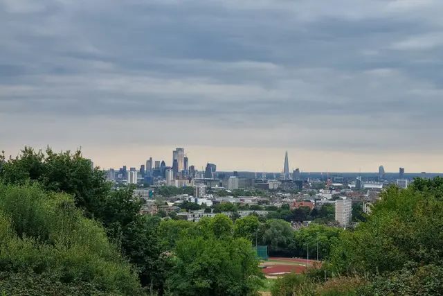 Primrose Hill'den ağaçların üzerinden Londra silüeti