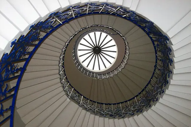 Greenwich'teki Queen's House'un spiral Tulip Stair merdiveni, aşağıdan