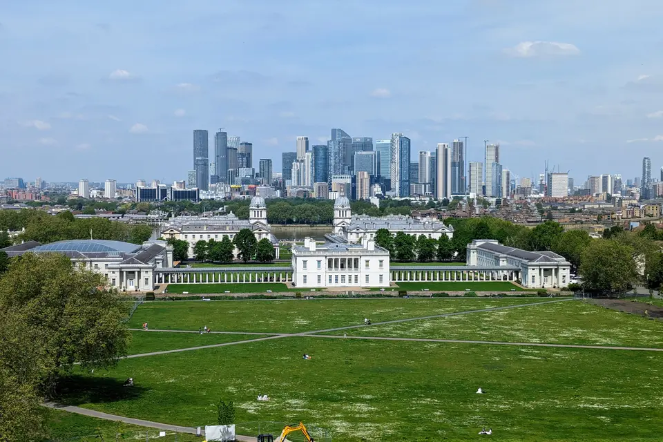 Greenwich Park'tan Queen's House ve National Maritime Museum, arkada Canary Wharf kuleleri
