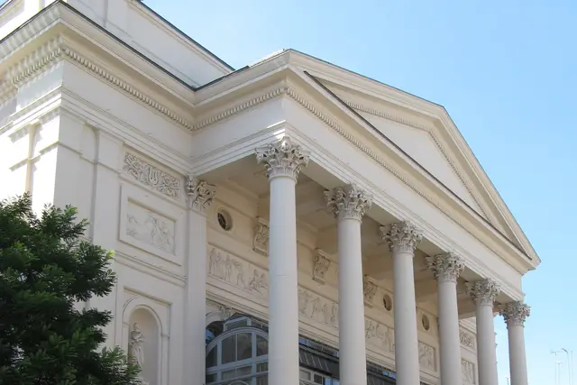 Covent Garden'da Royal Opera House'un sütunlu cephesi